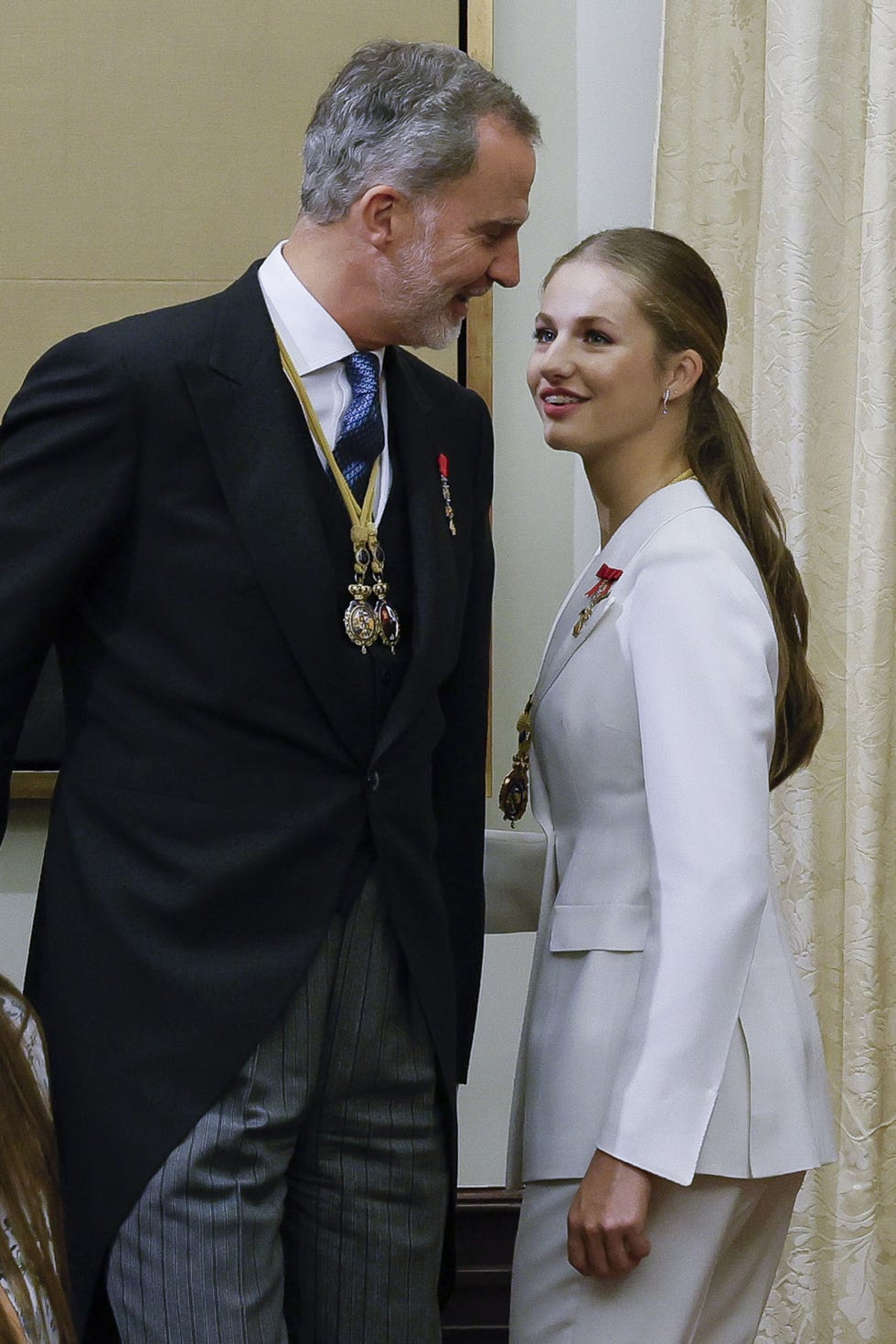 mirada complice del rey y la princesa de asturias
