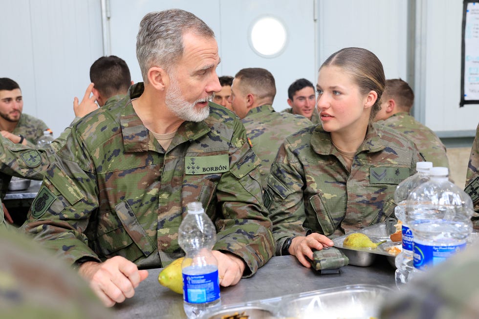 el rey felipe visita a leonor en unas maniobras tacticas en la academia militar de zaragoza