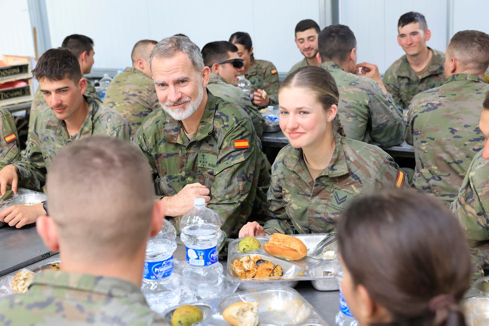 el rey felipe visita a leonor en unas maniobras tacticas en la academia militar de zaragoza