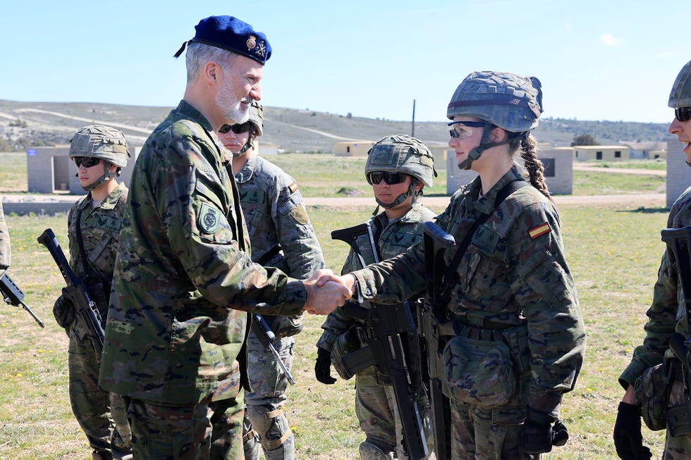 el rey felipe visita a leonor en unas maniobras tacticas en la academia militar de zaragoza