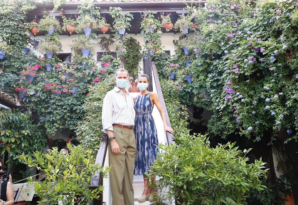 felipe y letizia visitan los patios de córdoba el 29 de junio de 2020