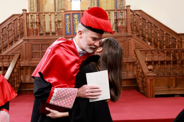 el beso de los reyes tras la concesion del doctos honoris causa a felipe vi