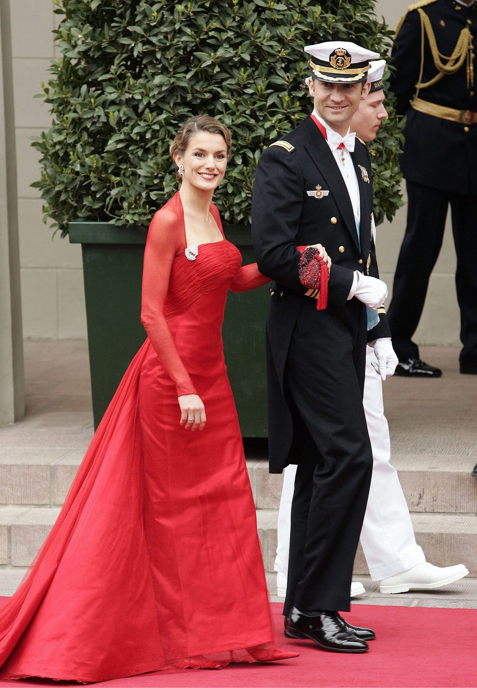 el principe felipe y su prometida con un vestido rojo de lorenzo caprile