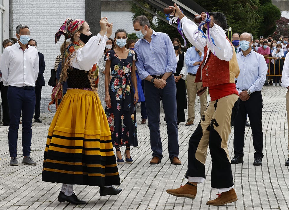 felipe y letizia presencian un baile regional a su llegada a torrelavega en cantabria el 29 de julio de 2020