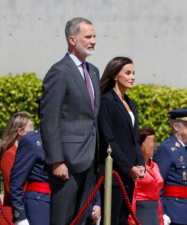 los reyes reciben una despedida con honores antes de su viaje de estado a los paises bajos
