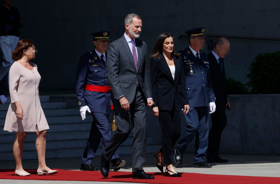 los reyes reciben una despedida con honores antes de su viaje de estado a los paises bajos