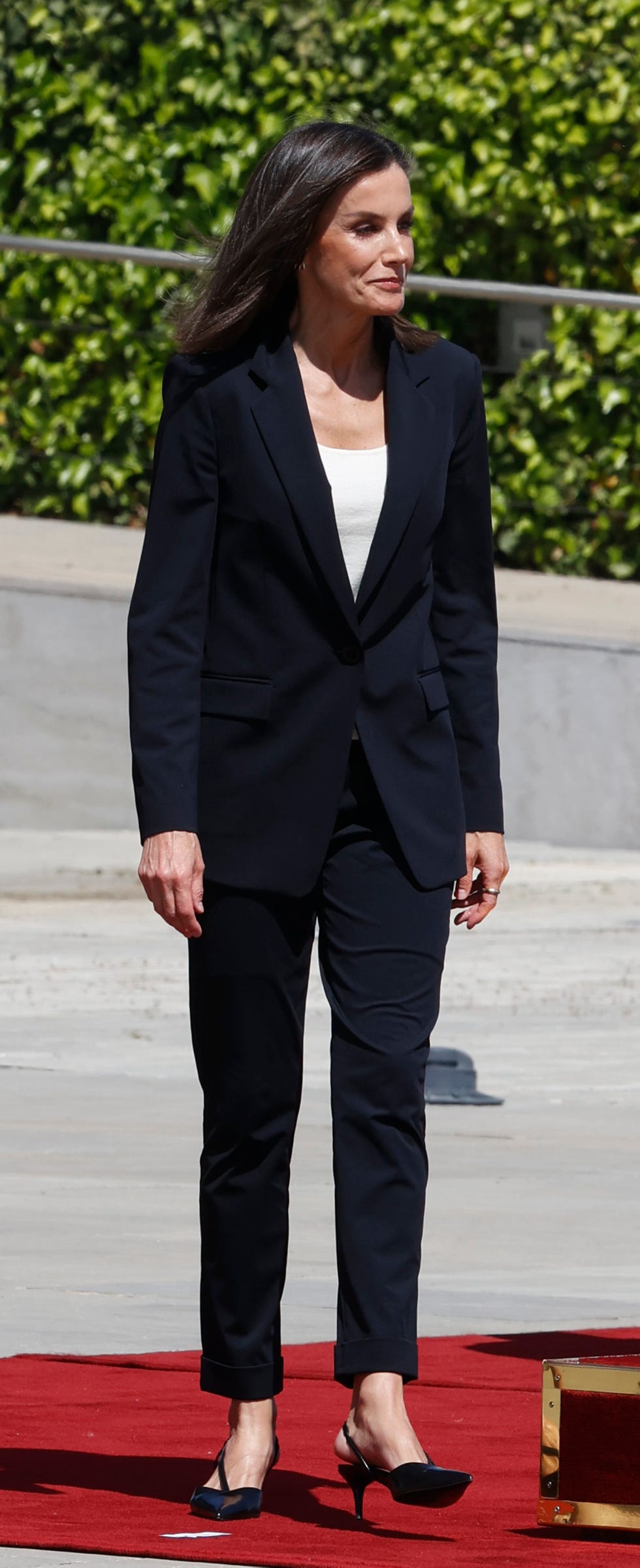 letizia con tarje de chaqueta y pantalon negro en la despedida con honores antes de su viaje de estado con el rey felipe a paises bajos