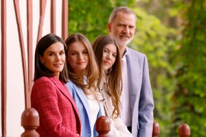 los reyes posan con sus hijas para celebrar el 20 aniversario de su boda