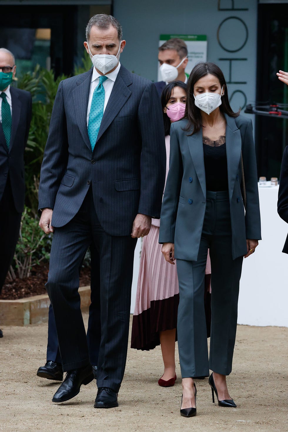 letizia estrena traje de chaqueta con top lencero