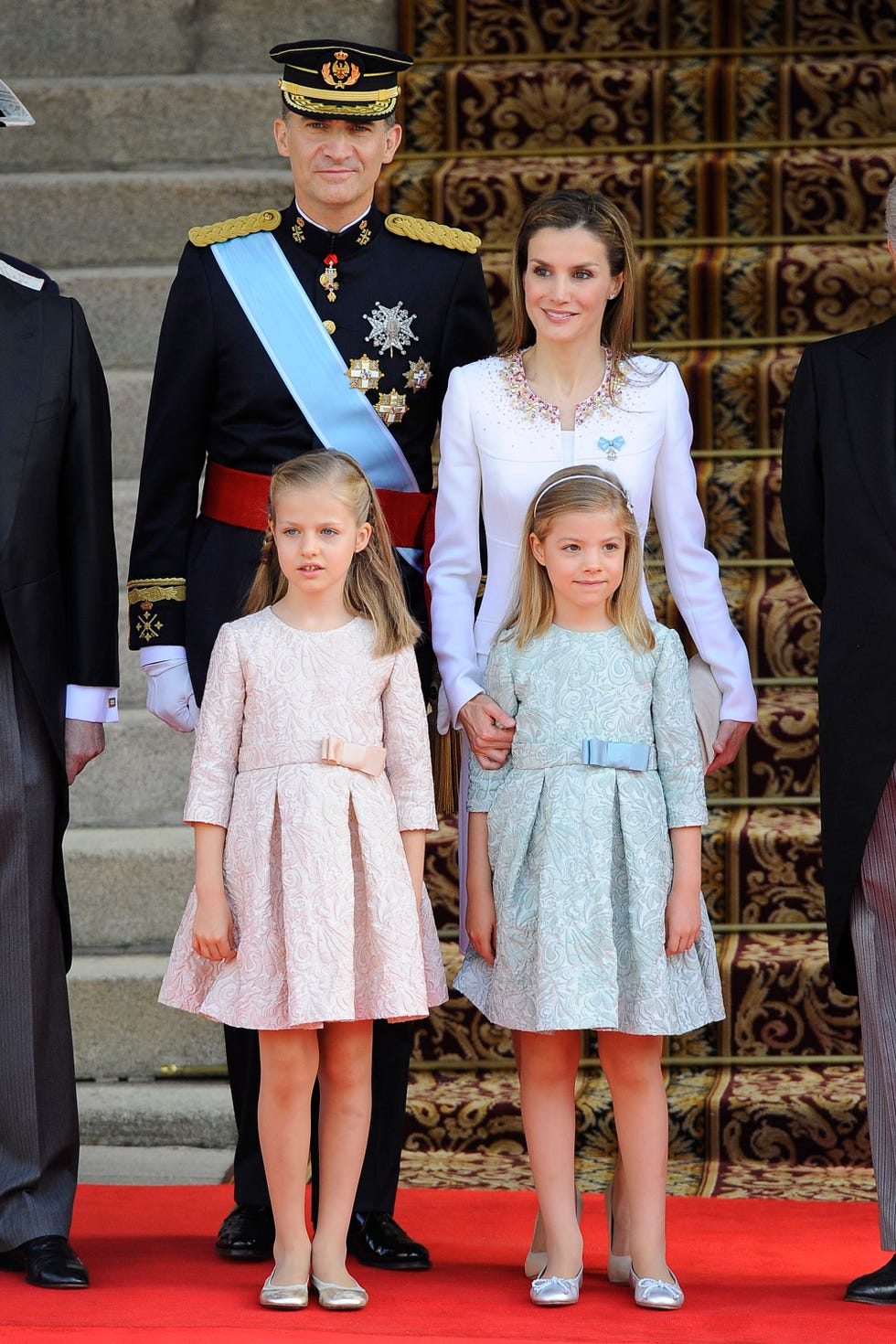 felipe, letizia, leonor y sofia en la proclamacion del rey en 2014
