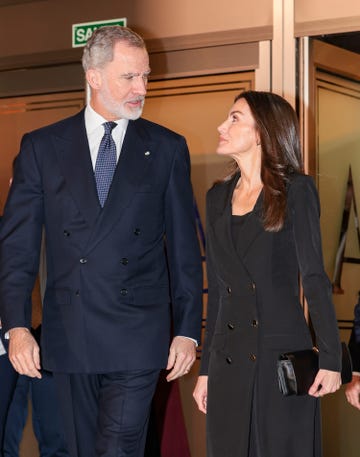 los reyes se intercambian una mirada de complicidad