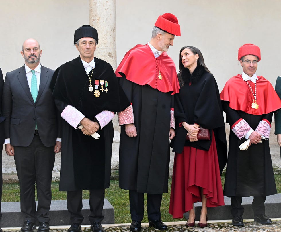 los reyes se miran con amor ante los fotografos