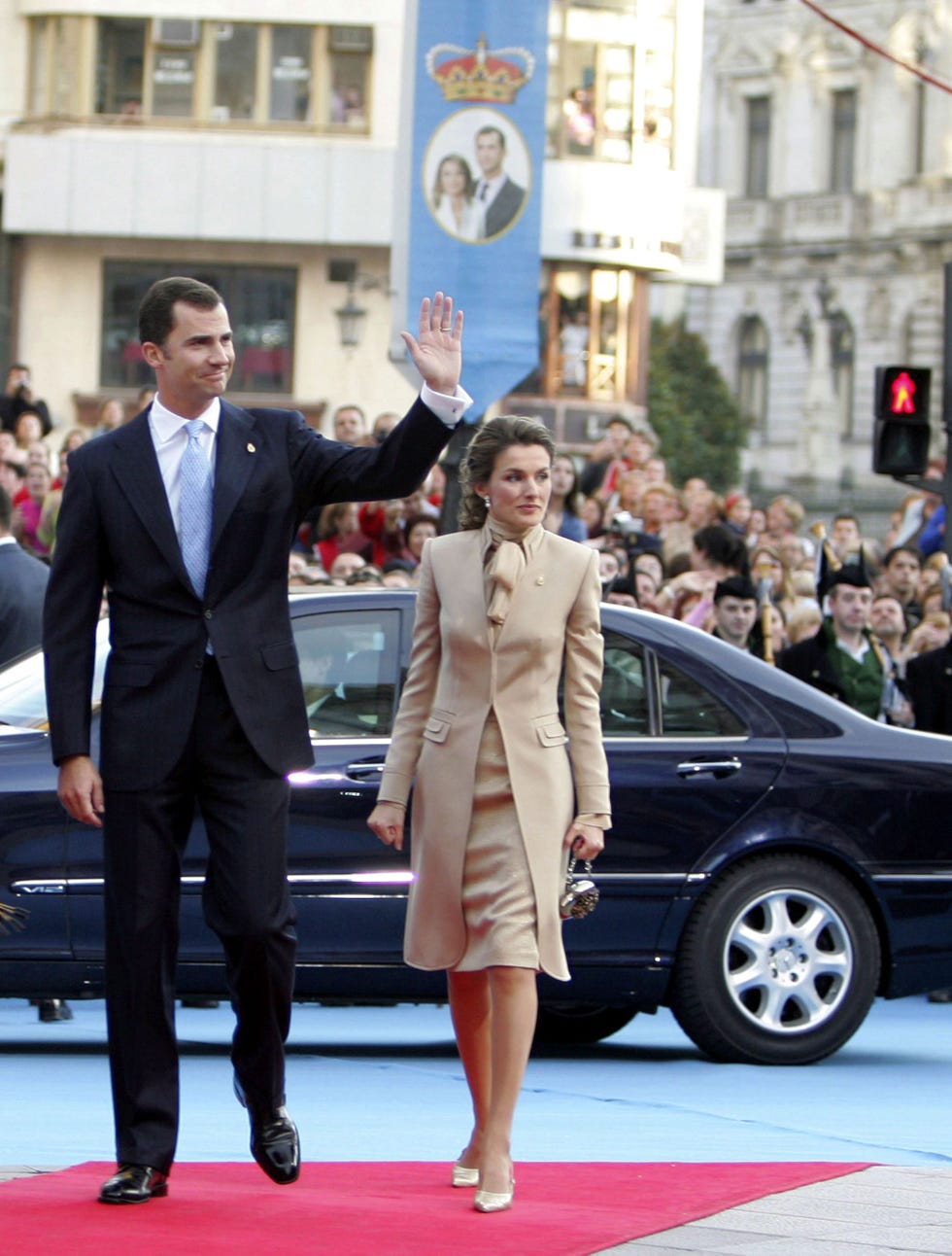 felipe y letizia, con un traje de felipe varela, llegando al teatro campoamor de oviedo
