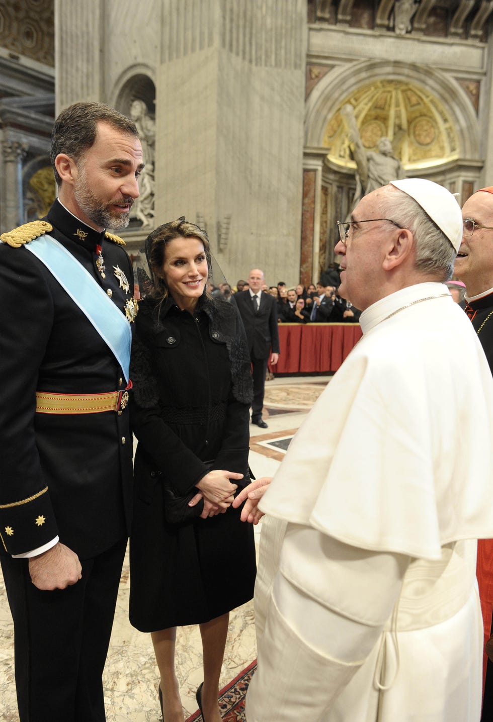 los principes de asturias saludan el papa francisco el dia de su proclamacion el 19 de marzo de 2013