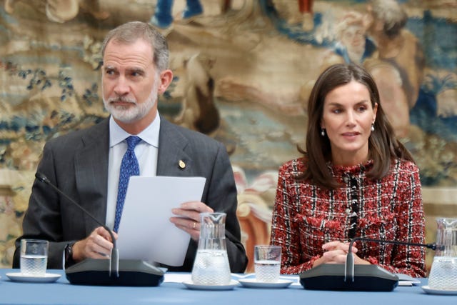 letizia, con chaqueta de tweed roja, junto al rey felipe vi en una reunion con miembros de la fundacion princesa de asturias