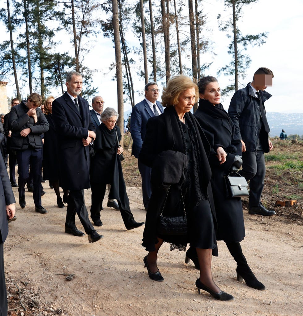 los reyes y las hermanas de constantino de grecia en el último adiós al fallecido en tatoi