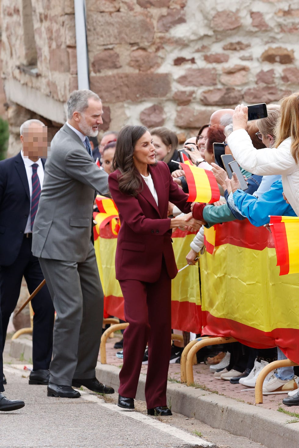 felipe vi y letizia durante su visita a branosera