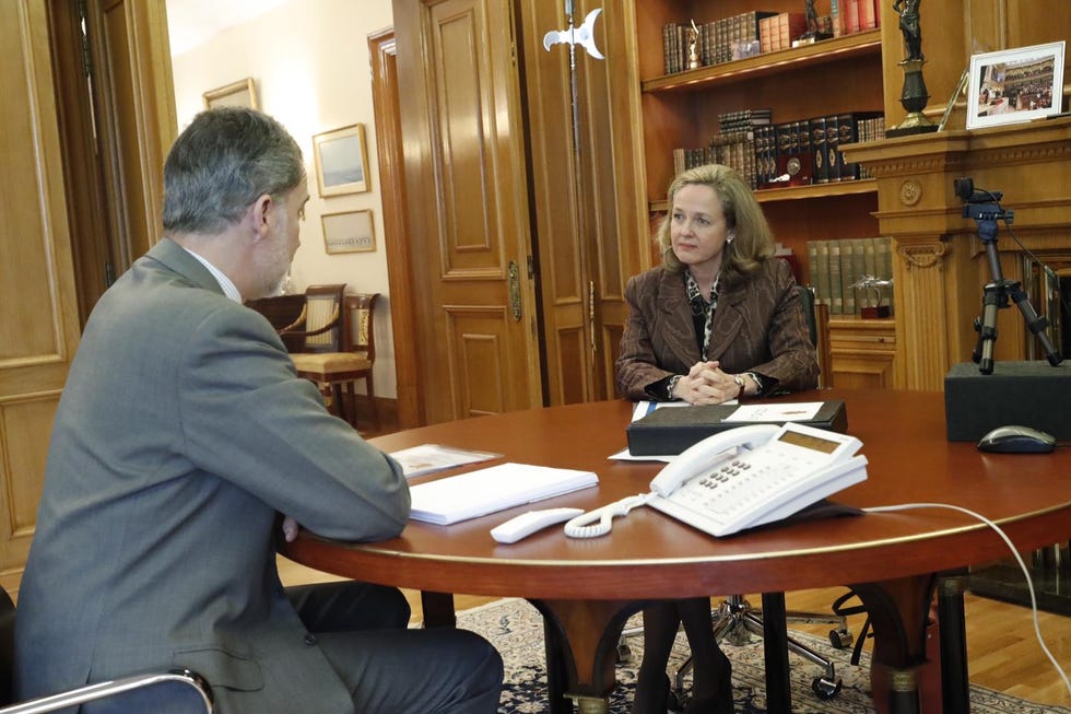 Felipe VI se reúne con Nadia Calviño en la crisis del coronavirus.