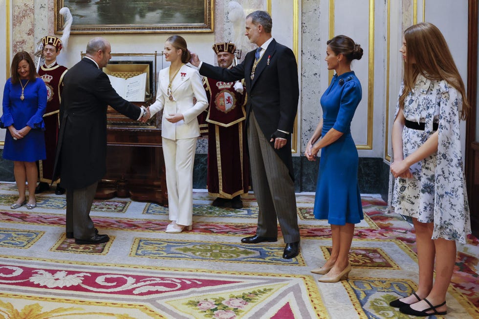 la familia real en la entrega de medallas del congreso y senado a leonor