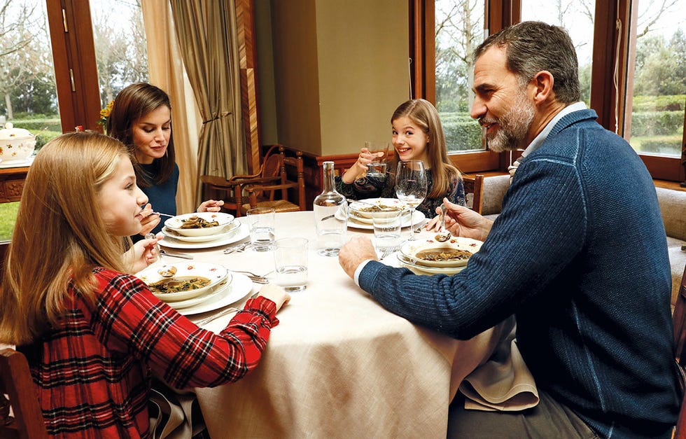 Felipe VI y doña Letizia celebran 15 años de matrimonio y con motivo de esta fecha tan especial repasamos los mejores y peores momentos por los que ha pasado el matrimonio.