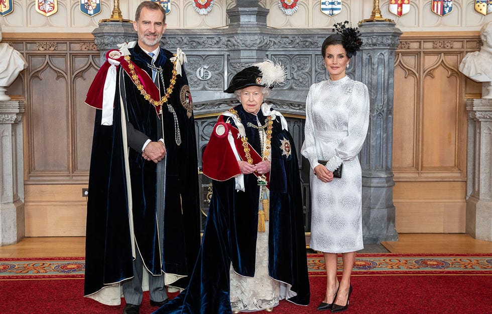 felipe vi, investido caballero de la jarretera por isabel ii