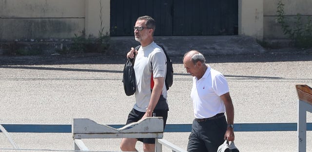 Don Felipe ha pasado la mañana en Porto Pi donde se le ha visto entrenando en su nuevo velero Aifos con el que  participará en la 37ª Copa del Rey de Vela. El monarca llegaba ayer con toda su familia a Mallorca y esta tarde se espera el tradicional posado de verano de la familia real.