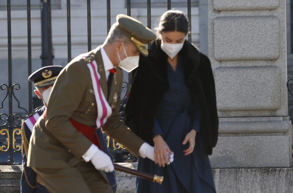 rey felipe vi recoge pendiente reina letizia