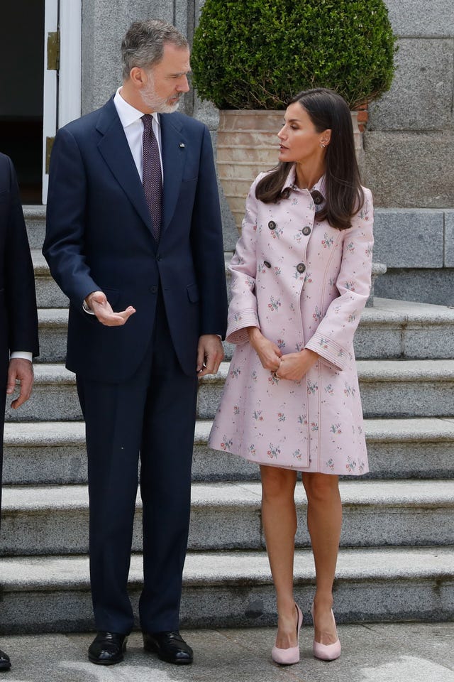 letizia, con abrigo de carolina herrera