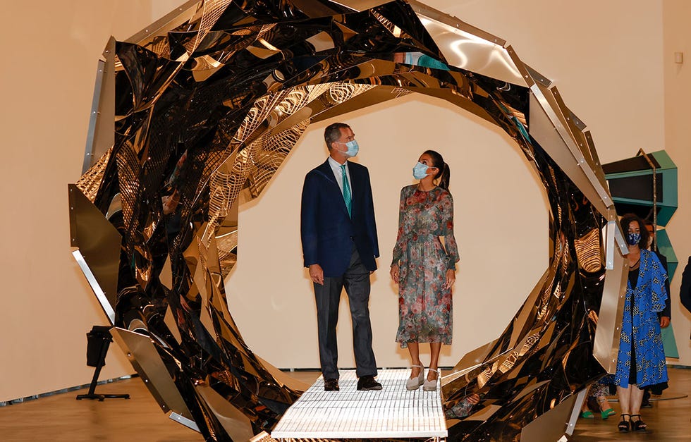 letizia rescata de de su armario un vestido de zara de 2017 para su visita a bilbao junto a felipe vi
