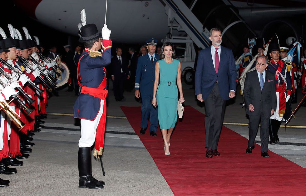 Los Reyes de España han viajado a Argentina en el que es el primer viaje oficial de Felipe VI desde que fue coronado. Y con anécdota en su aterrizaje.