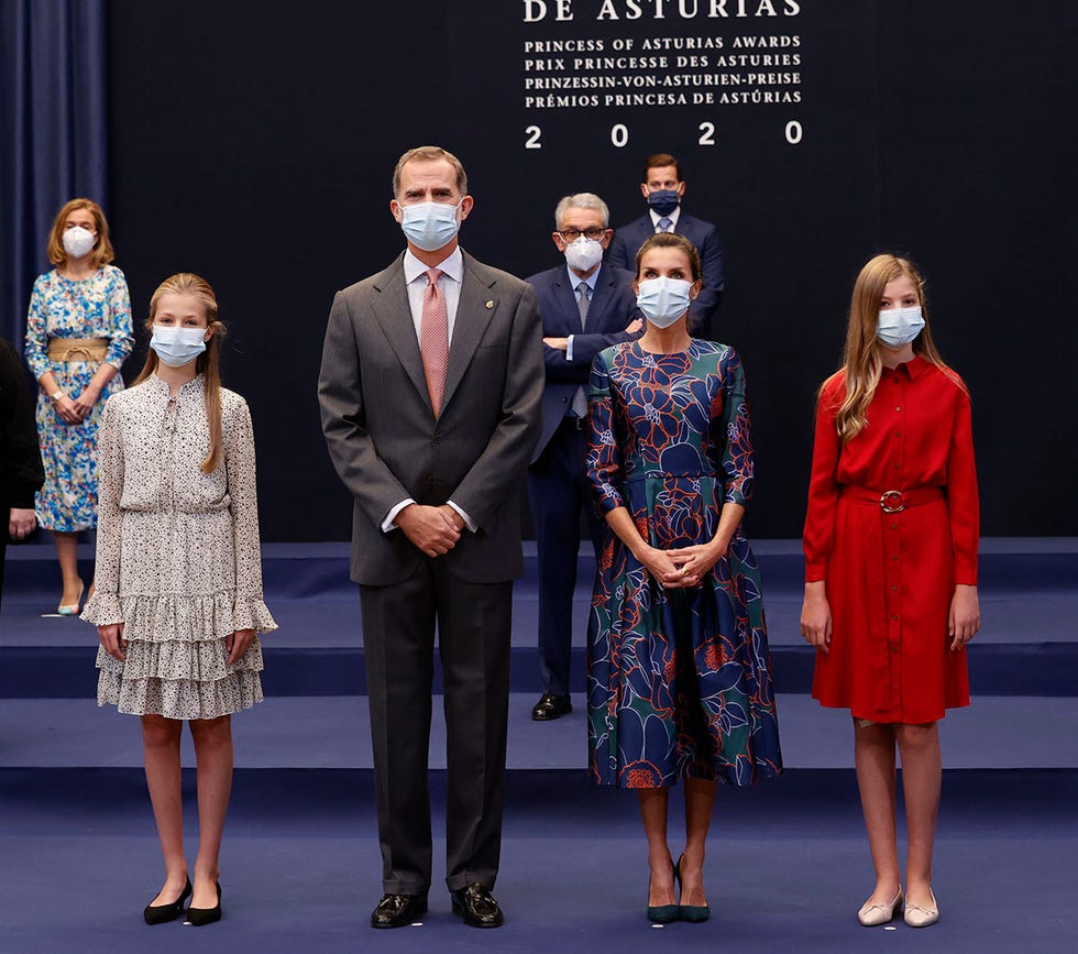 los reyes felipe y letizia y sus hijas, leonor y sofía, reciben en audiencia a los premiados de los princesa de asturias 2020