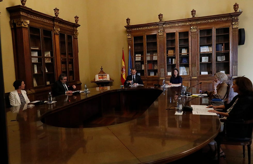 los reyes felipe y letizia visitan la biblioteca nacional