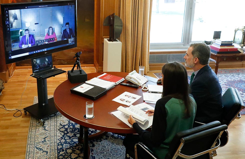 los reyes felipe y letizia se reúnen, por videoconferencia, con los responsables de 'el corte inglés'