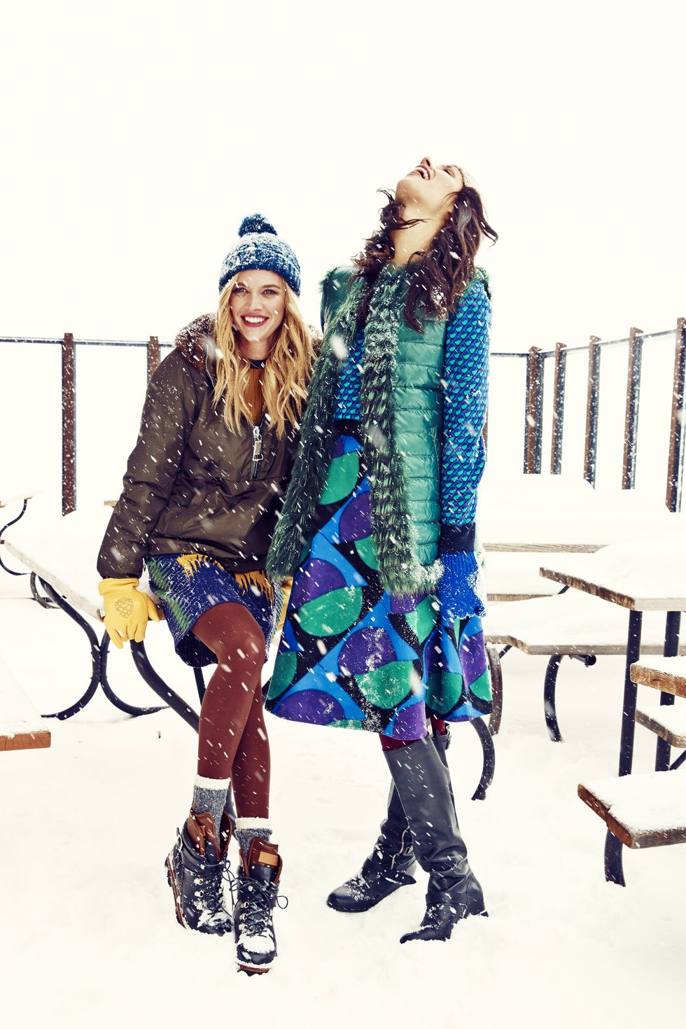 en la foto, dos jóvenes se divierten y aprenden a ser felices pese a la adversidad de un día de nieve