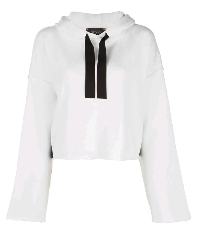con la felpa bianca abbina un paio di pantaloni eleganti scuri a vita alta con cui sfoggiare i primi look della moda autunno 2020