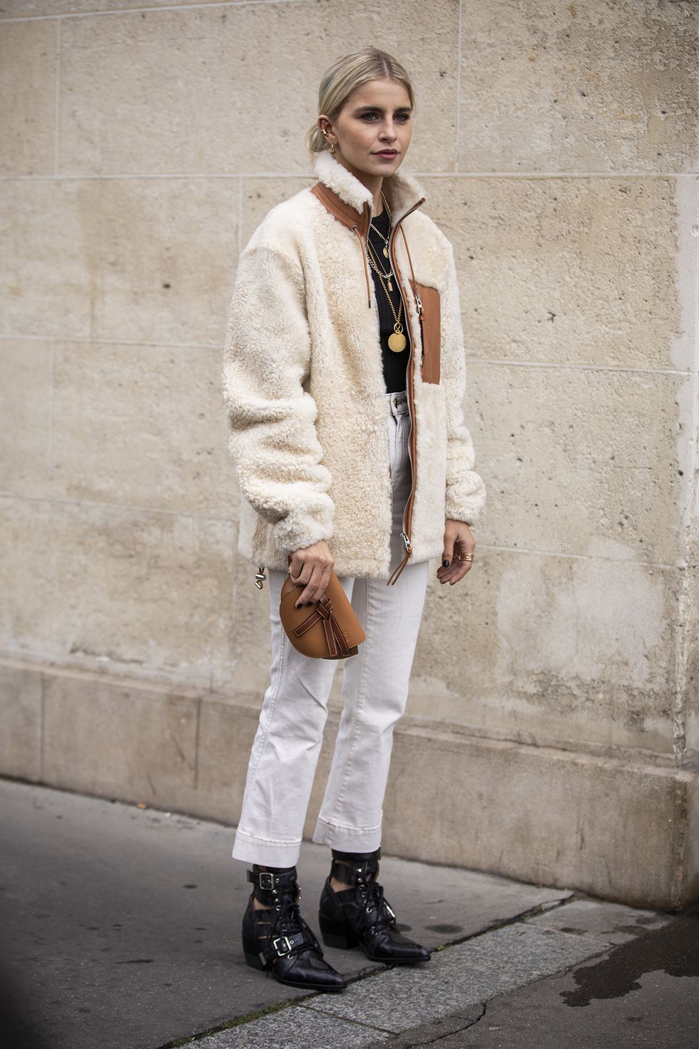 Se sei una fan delle felpe con cappuccio fidati di Caroline Daur che di felpe pile con zip se ne intende davvero: i suoi look moda inverno 2019 sono wow.
