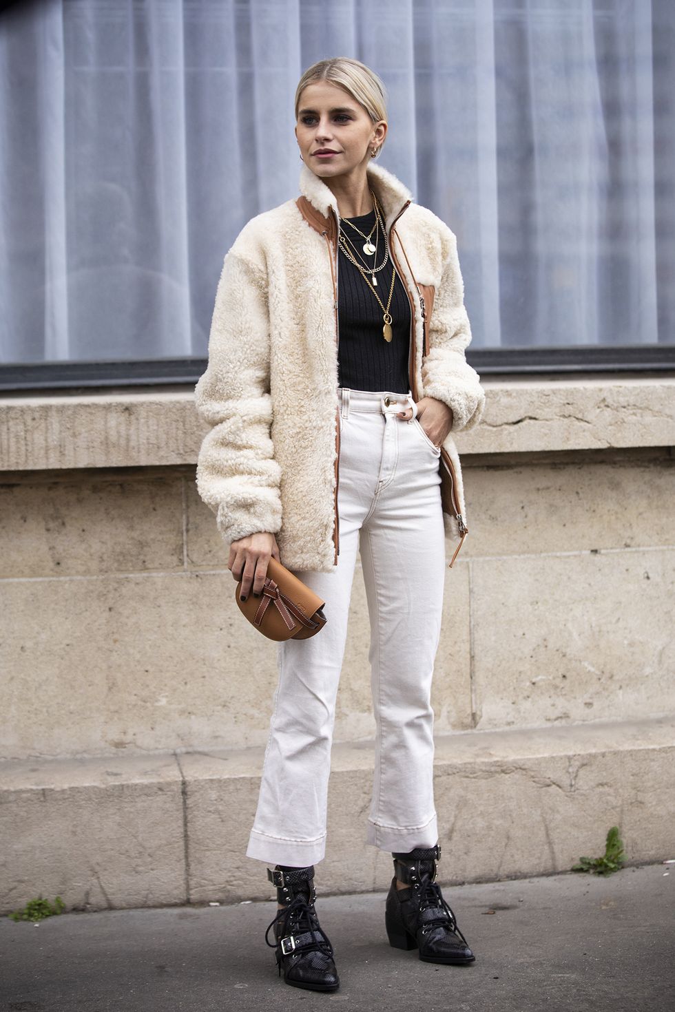 Se sei una fan delle felpe con cappuccio fidati di Caroline Daur che di felpe pile con zip se ne intende davvero: i suoi look moda inverno 2019 sono wow.
