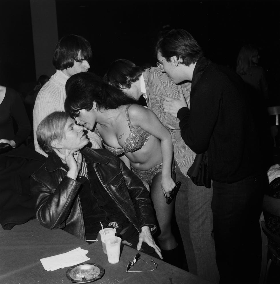 La mejores fotos de Andy Warhol de fiesta con sus amigos famosos