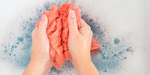 本記事では、手洗いで洗濯するときの正しい手順や注意点を解説。おしゃれ着の中には、デリケートな素材のために手洗いしかできないものも。クリーニングに出してプロの手を借りるのも良いけれど、自宅で洗いたいという人もいるはず。大切な一着を長持ちさせるために是非チェックして！﻿