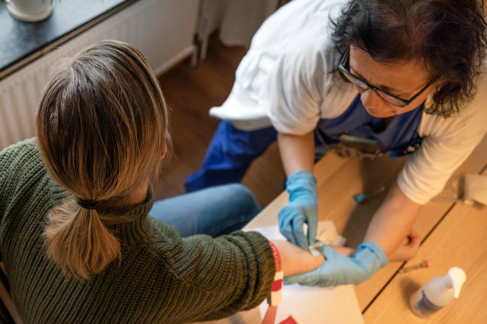 enfermera haciendo una extracción de sangre