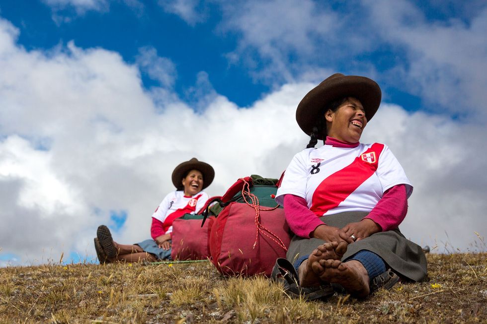 Dragers rusten uit bij een bergtop Ondanks de felle kritiek blijken de vrouwelijke dragers zon succes dat ze niet langer worden uitgelachen door de mannen maar dat die nu vrezen dat de vrouwen hun werk inpikken Evolution is nog steeds het enige reisbureau dat vrouwen inzet op de Inca Trail