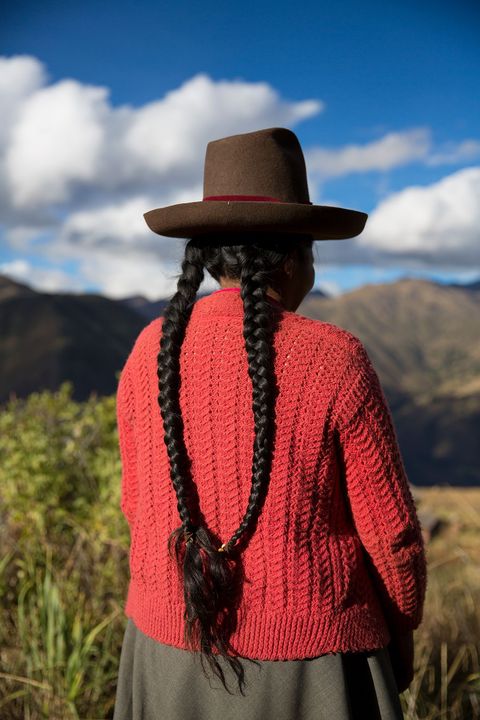 Drager Gregoria Jaimes poseert voor de camera De meeste dragers zijn afkomstig uit kleine dorpjes in de Andes waarvan bijna alle bewoners behoren tot het inheemse Quichuavolk Inheemse bevolkingsgroepen waaronder de Quichua maken zon 46 uit van de bevolking van Peru