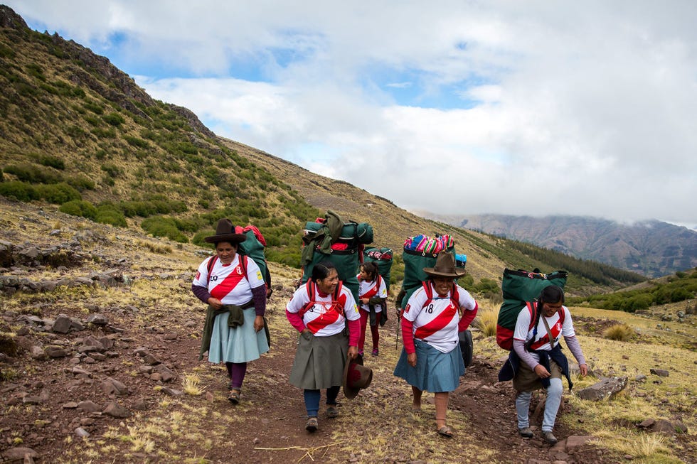Vrouwelijke dragers op een pad in de Andes We zijn blij omdat we zien dat het niet voor niets was dat ze het willen doen en dat het een succes is vertelt Huaraya Er komen steeds meer vrouwen bij