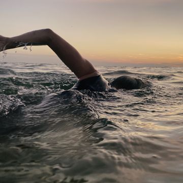 mujer nadando en aguas abiertas