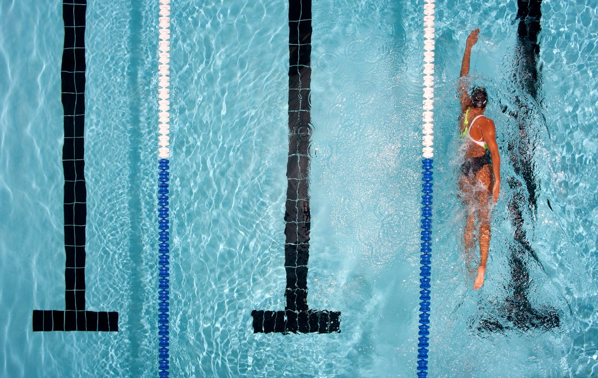 Ejercicios en la online piscina para perder barriga