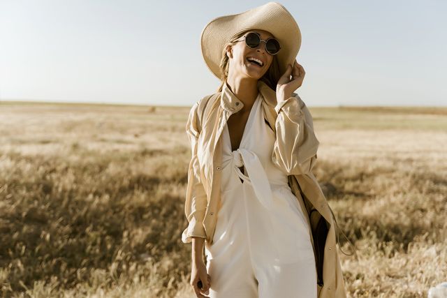 mujer sonriente con un mono blanco