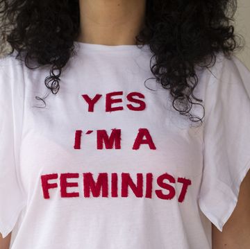 mujer con una camiseta feminista