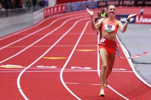 Nuevo ritmo de carrera para Femke Bol durante los obstáculos de 400 metros.  Perfil Velocidad de intervalo promedio (en metros por segundo) y número de  zancadas. ANP INFOGRAFÍA países bajos fuera 