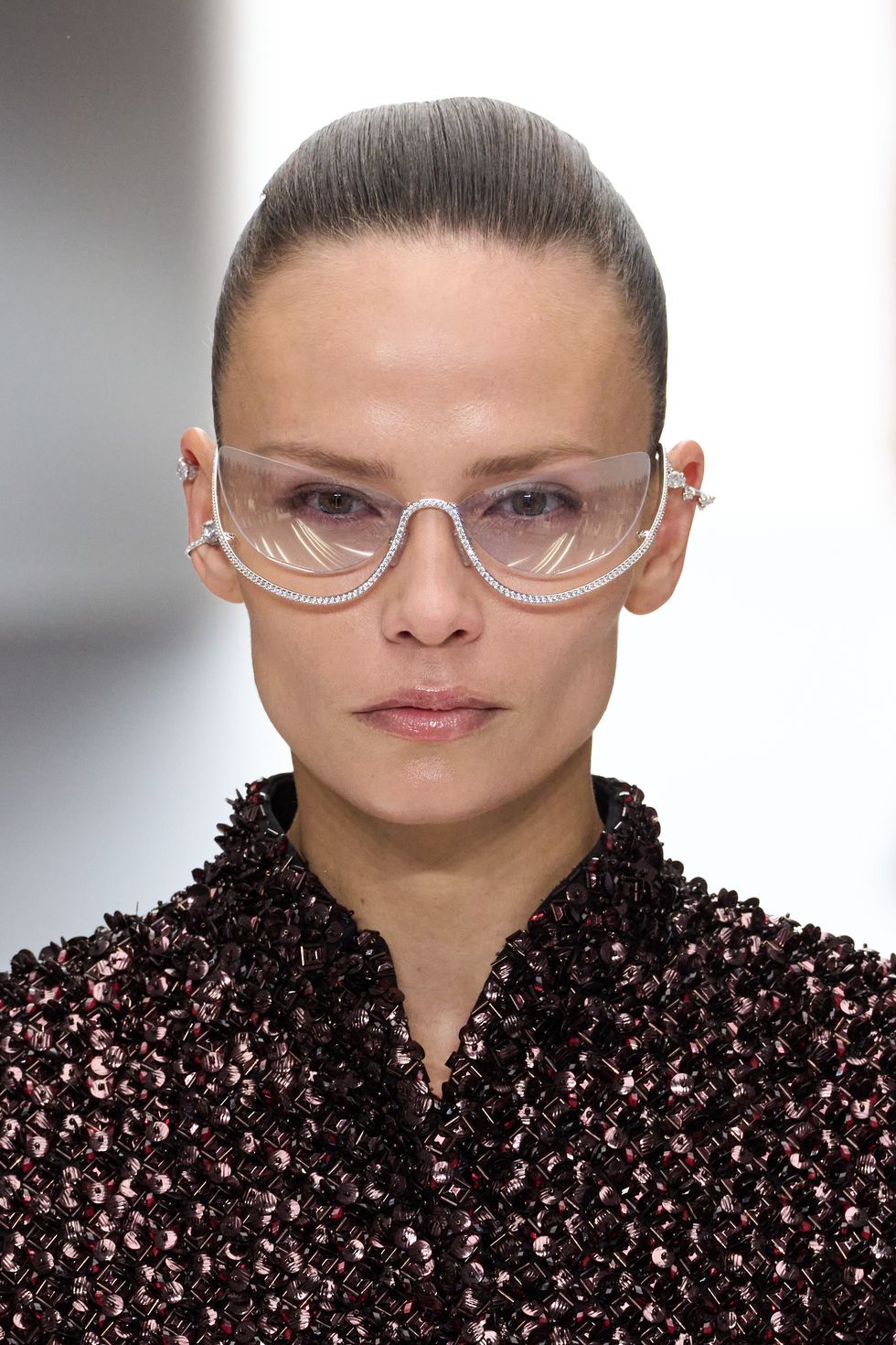 fendi推出未來感「高級訂製眼鏡」！fendi 2024春夏高訂上演華麗科幻詩篇