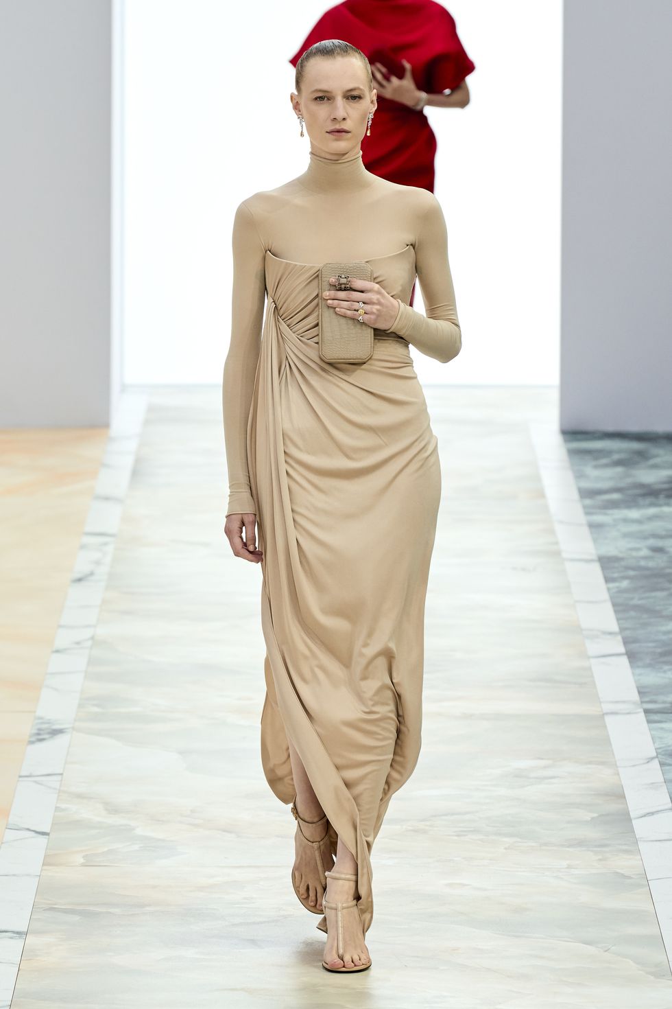 nicole kidman lleva el vestido escultura en color nude y drapeado que hace cuerpazo